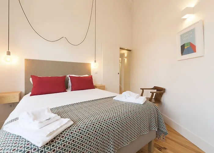 Lovelystay - Top Floor Balcony Apartment