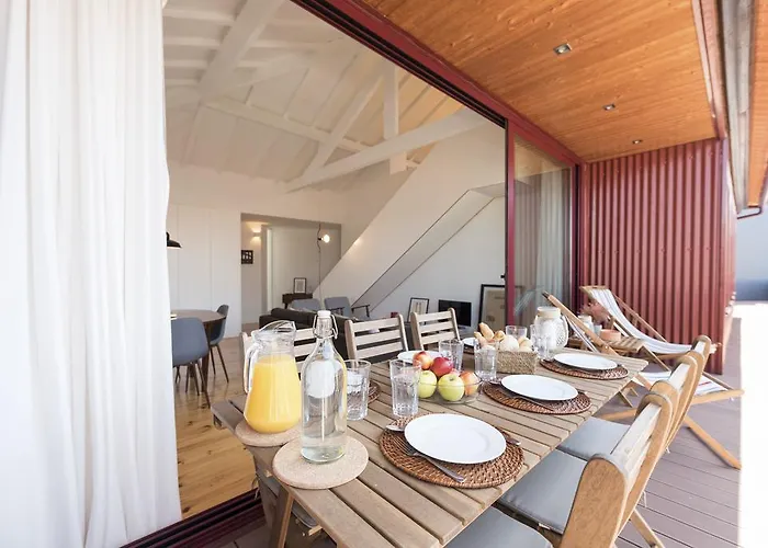 Lovelystay - Top Floor Balcony Apartment